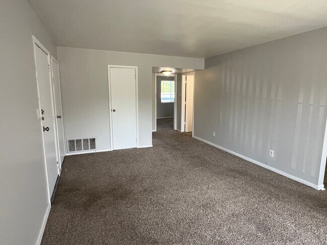 Building Photo - Warren Park 2 Bedroom Apartment