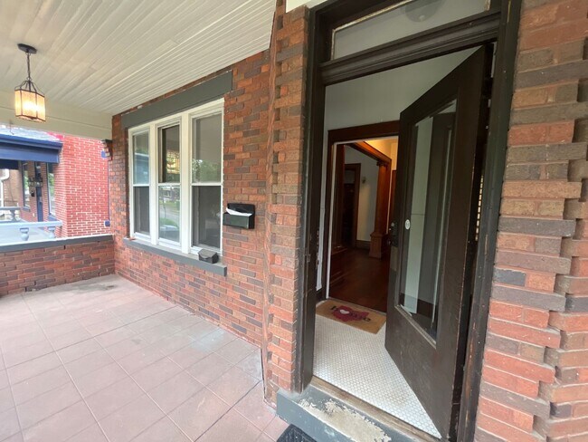 Foto del edificio - 1702-1704-1704 Bryden Rd