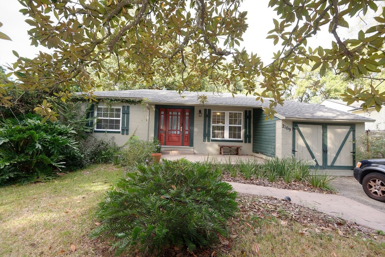 Primary Photo - 2109 Forest Cir