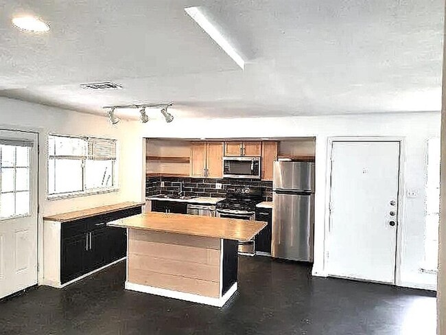 Foto del edificio - 1402 N Redondo Dr