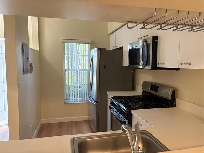 Foto del edificio - 7835 Dixie Beach Cir