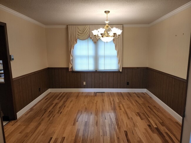 Building Photo - 6211 Country Club Rd