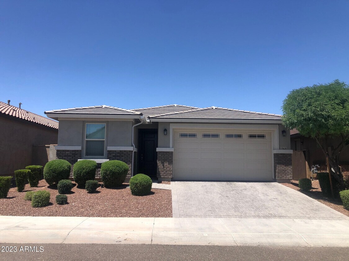 Foto principal - 19658 W Turney Ave