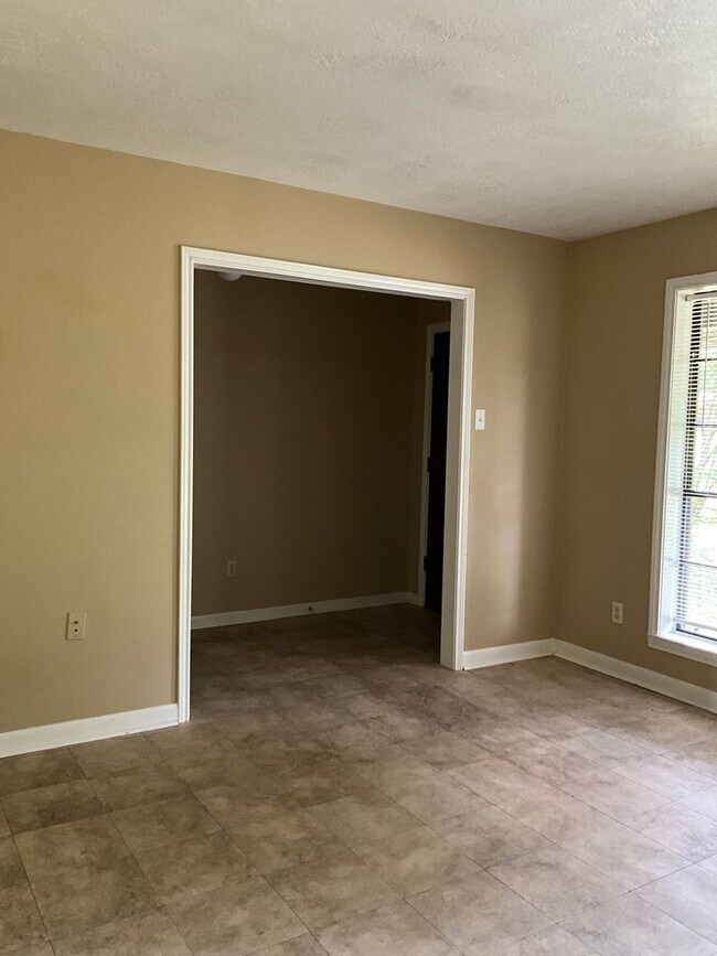 Building Photo - 323 McReynolds Cir