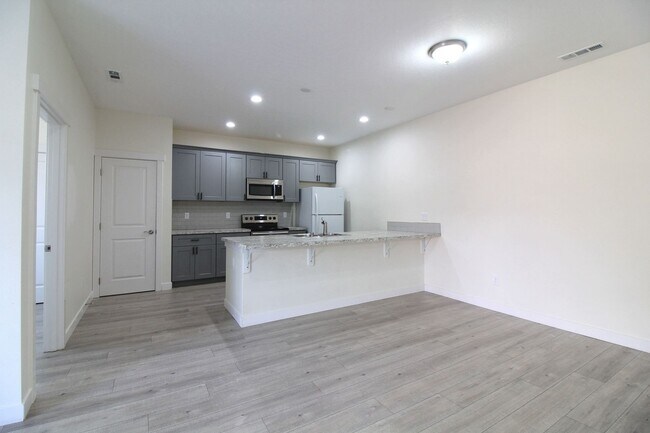 Foto del edificio - 3 Bedroom, 2.5 Bath + Flex Room Townhome in Kennewick
