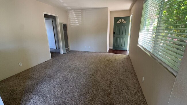 Foto del edificio - AVAILABLE!
