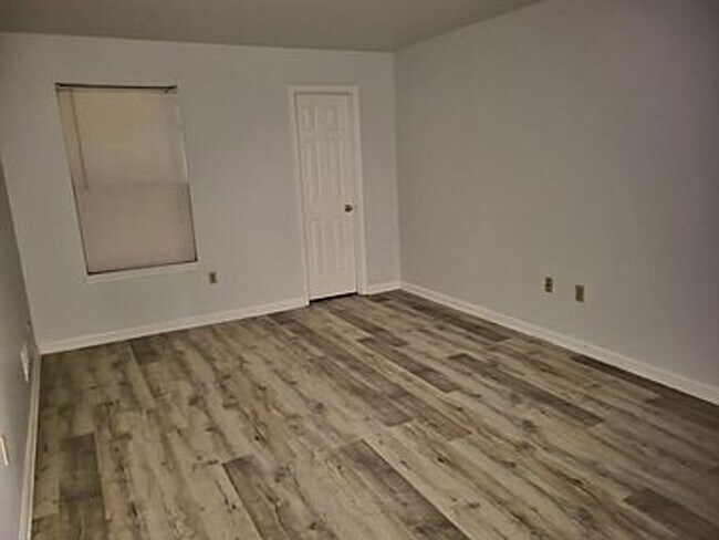 Building Photo - Remodeled Seven Oaks Condo