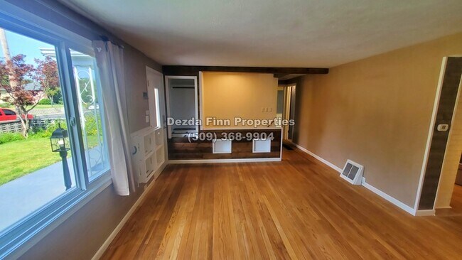 Foto del edificio - Immaculately Kept and Spacious Shadle Home