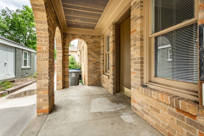 Foto del edificio - 1 Bedroom, 1 Bath Duplex Near Greenville