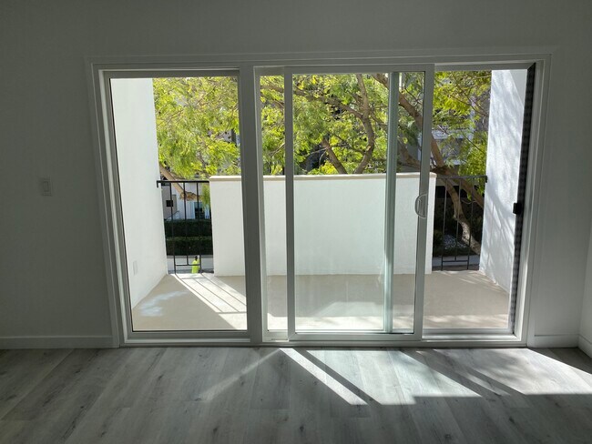 Foto del edificio - 1330 N Sweetzer Ave