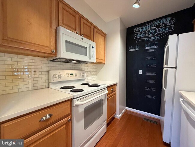 Foto del edificio - 6501 Brick Hearth Ct