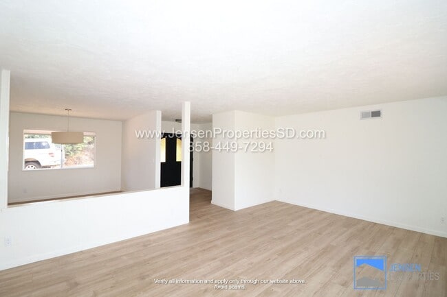 Building Photo - 4 Bed, 2 Bath Hillside House w/ New Floori...