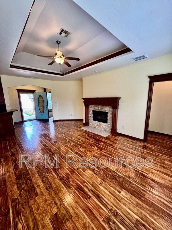 Building Photo - 916 Ethan Ln