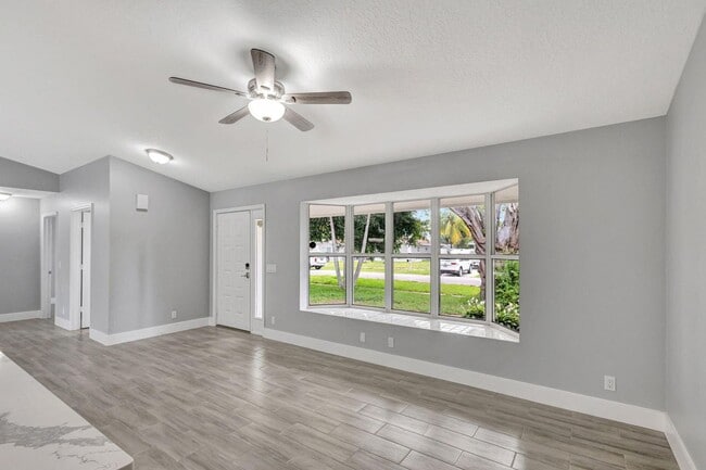 Building Photo - 843 Azalea Dr