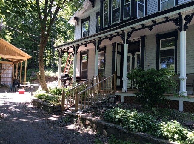 Building Photo - 20 Springbrook Rd