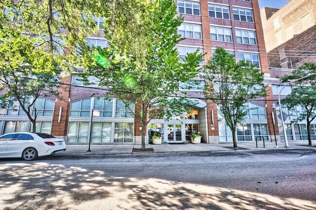 Building Photo - 933 W Van Buren St