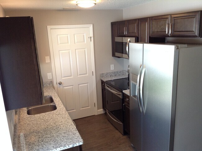 Building Photo - 2 Bedroom/2 Bathroom Triplex with Large Fe...