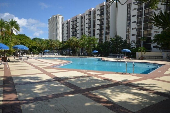 Foto del edificio - 17021 N Bay Rd