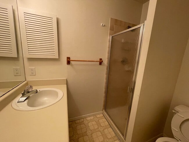 Building Photo - 2 bed 2 bath available now!