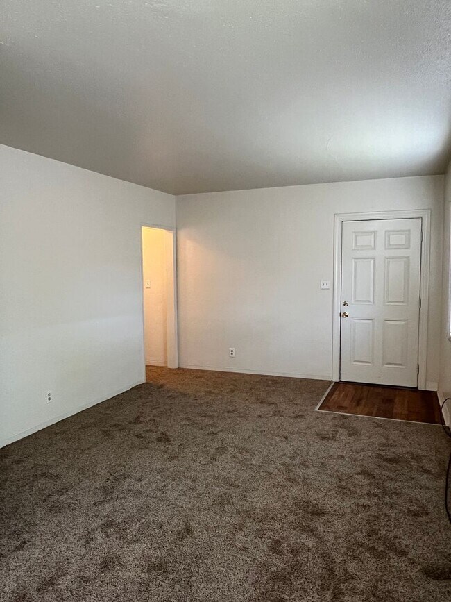 Building Photo - ONE BEDROOM APT W/ GARAGE!