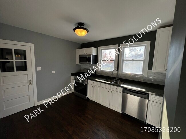 Building Photo - Oak Lawn - 3 Bedroom Single Family Home