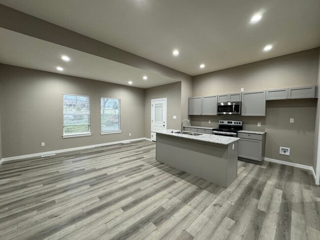 Building Photo - Newer 4 Bedrooms/2 Baths/Oversized 2 Car Garage Home Coming Available!