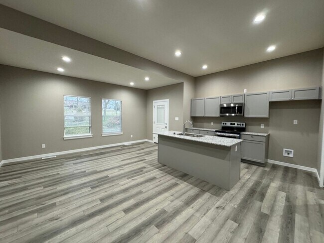 Foto del edificio - Newer 4 Bedrooms/2 Baths/Oversized 2 Car Garage Home Coming Available!