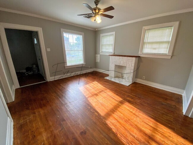 Foto del edificio - 2-Bedroom House with Bonus Space Near Downtown Lake Charles