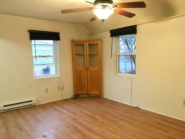 Foto del edificio - Get 1/2 off 1 Month Rent-Charming 3 Bedroom/1 Bathroom Home with Carport - Dundalk!