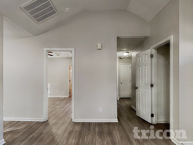 Foto del edificio - 9408 Northwoods Forest Dr