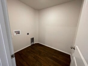 Building Photo - 112 Pin Oak Dr