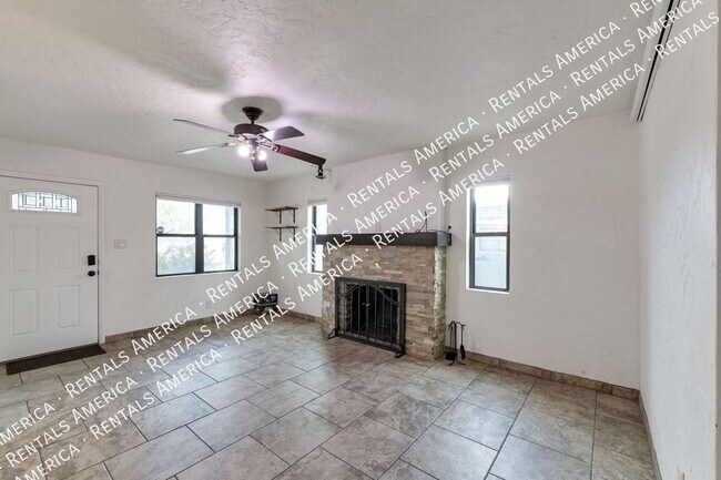 Foto del edificio - 4841 E 3rd St