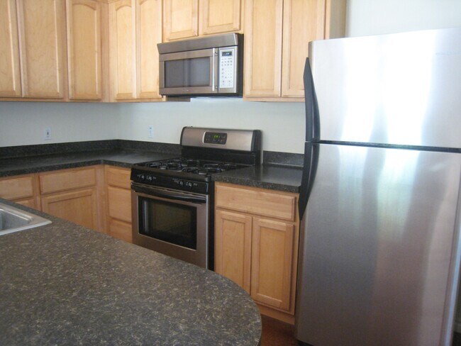 Cocina equipada con lavavajillas, nevera, horno, cocina de gas y microondas. - 1501 E 3rd St