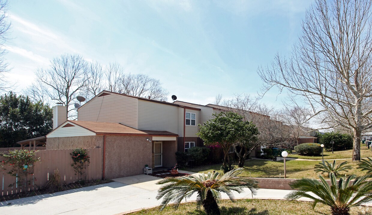 Building Photo - 3241-3255 Fernwood Dr