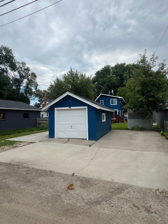 Building Photo - Recently Updated Single Family Home Available