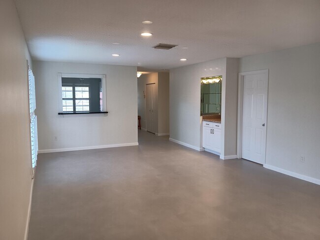 Building Photo - 8045 Eastlake Dr