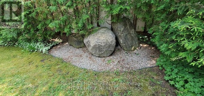 Building Photo - 142 Windhurst Dr