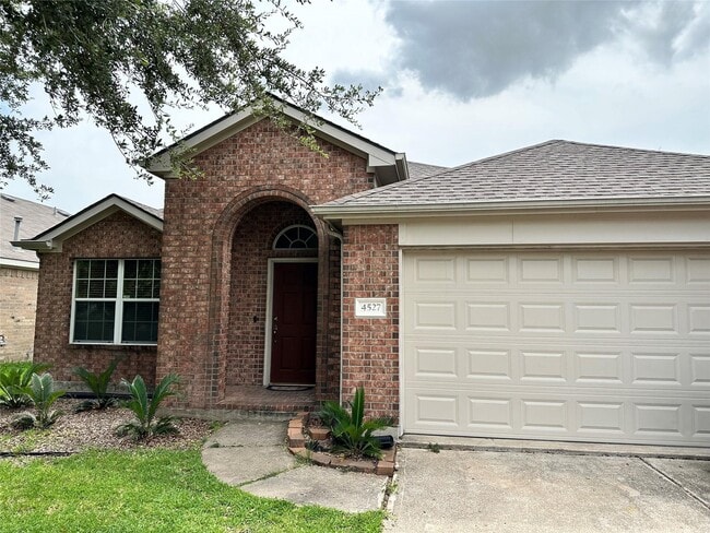 Building Photo - 4527 Estate Dr