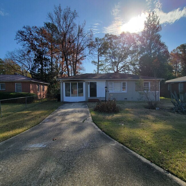 Foto del edificio - Roomy Cute Brick Ranch