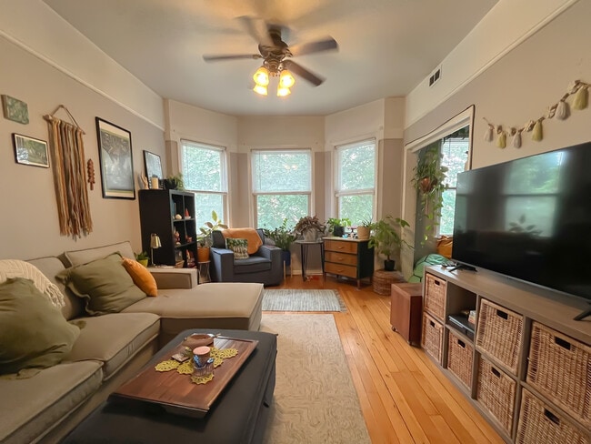 Unit 2 - 3441 N Oakley Ave