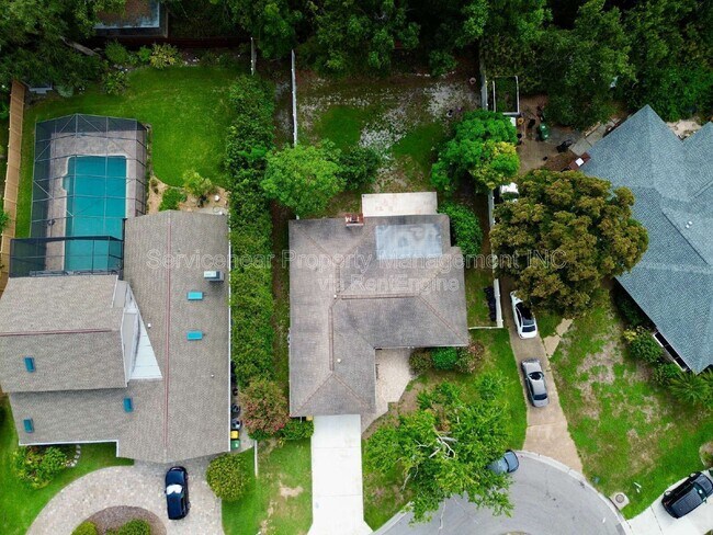 Foto del edificio - 423 Whispering Oaks Ct