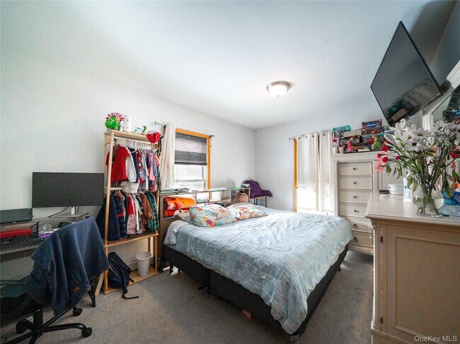 Foto del edificio - 130 Mahopac Ave