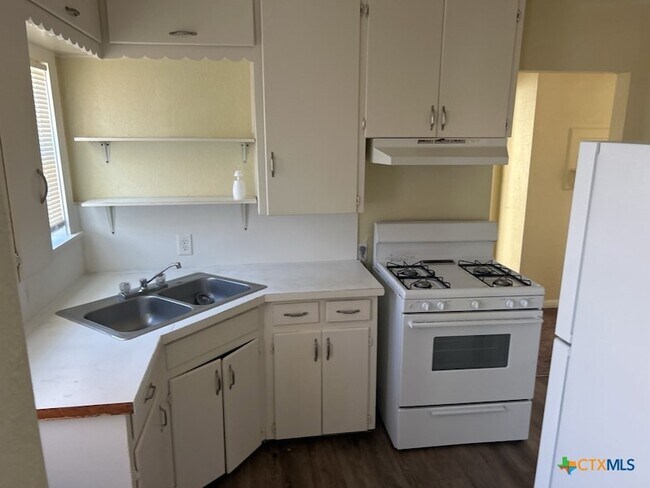 Building Photo - 515 W Kern Rd