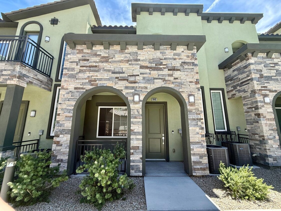 Primary Photo - 3/BD 2.5/BA Sleek Townhome with High Ceili...