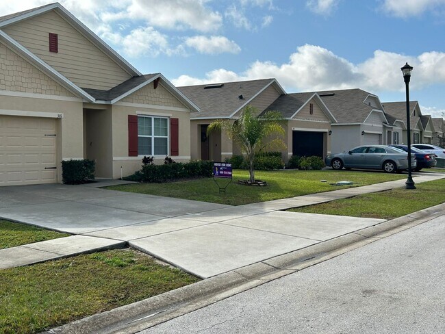 Foto del edificio - 381 Squires Grove Dr