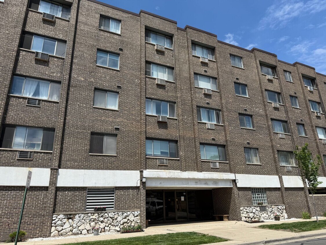 Foto principal - 1 Bedroom/1 Bath Unit Close to Transportat...