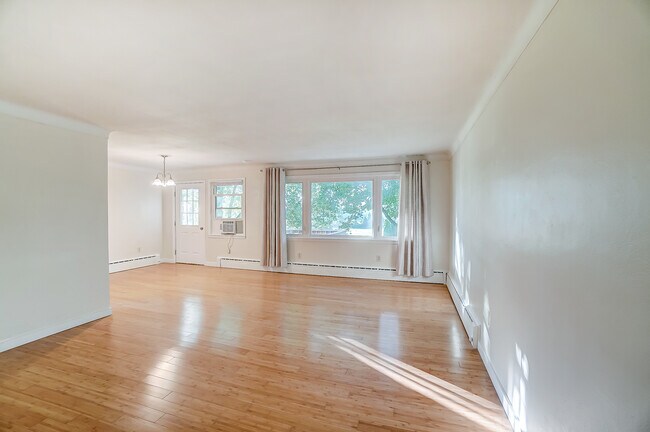 Foto del edificio - 883 Sand Ridge Rd