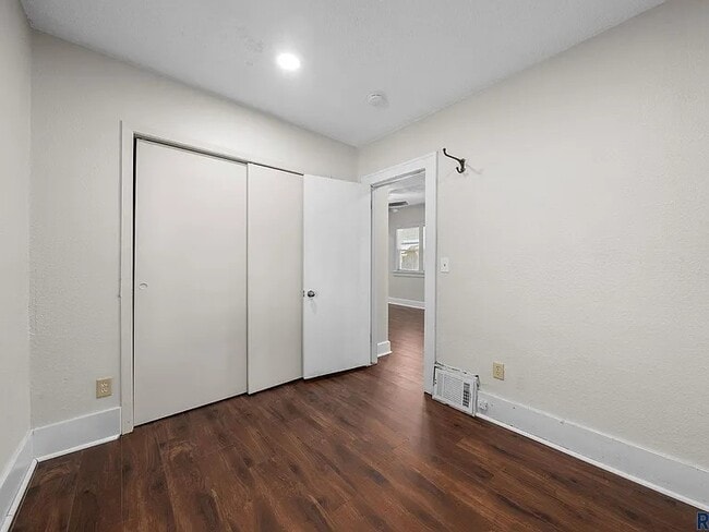 Building Photo - 814 N Prairie Ave