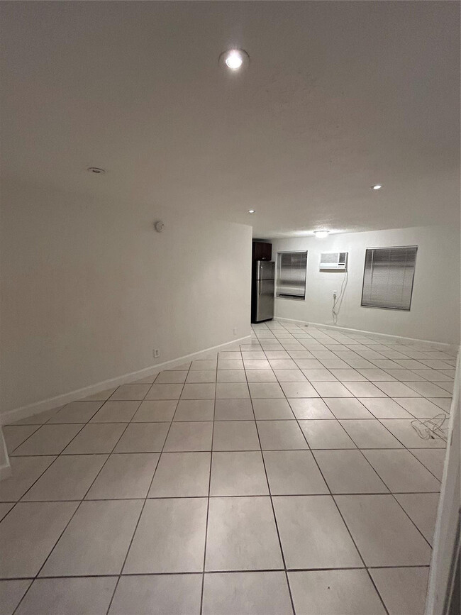 Building Photo - 408 NE 7th Ave