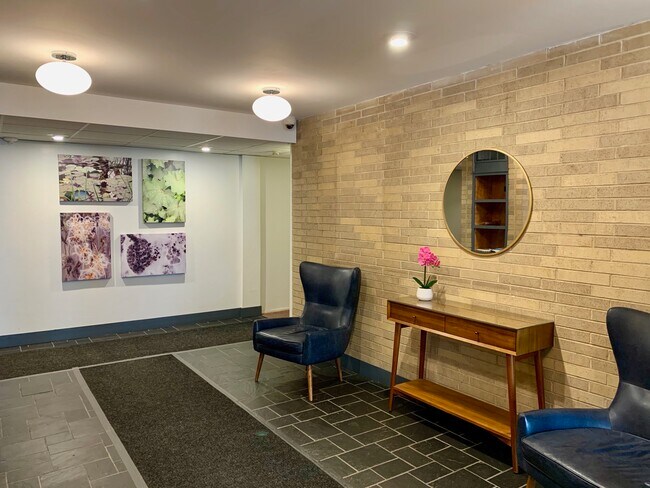 Lobby - 828 Oakton St